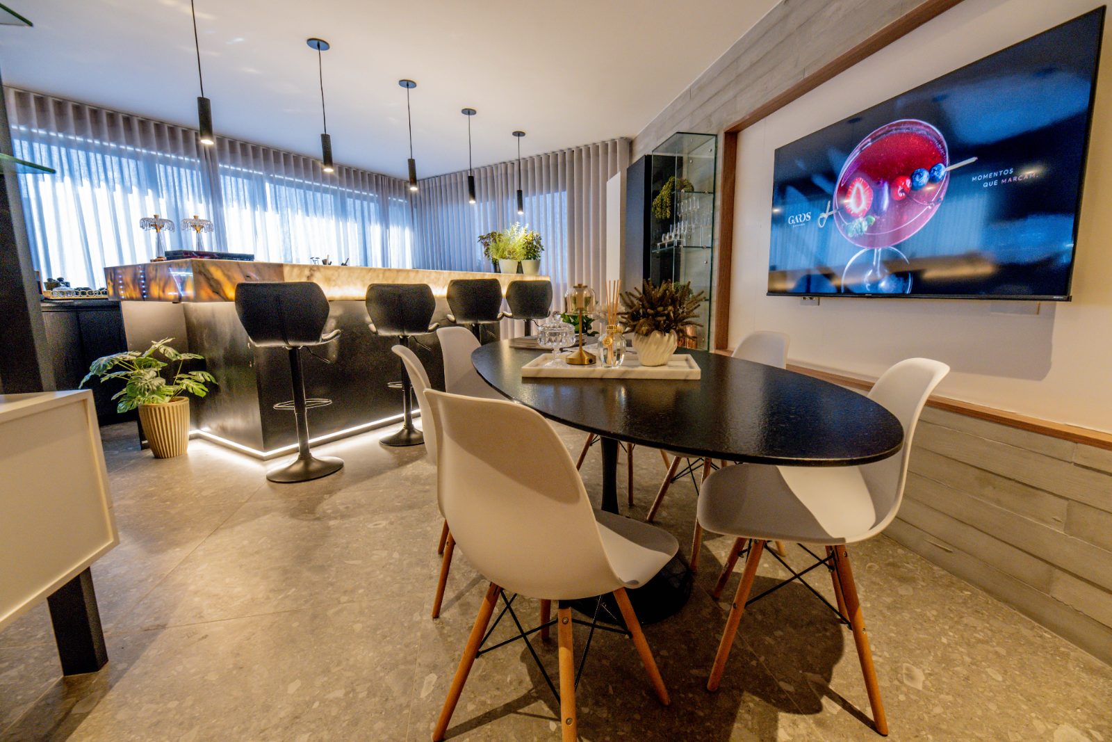 Espaço da Gards Bartenders com bar, mesa de reunião e ambiente reservado